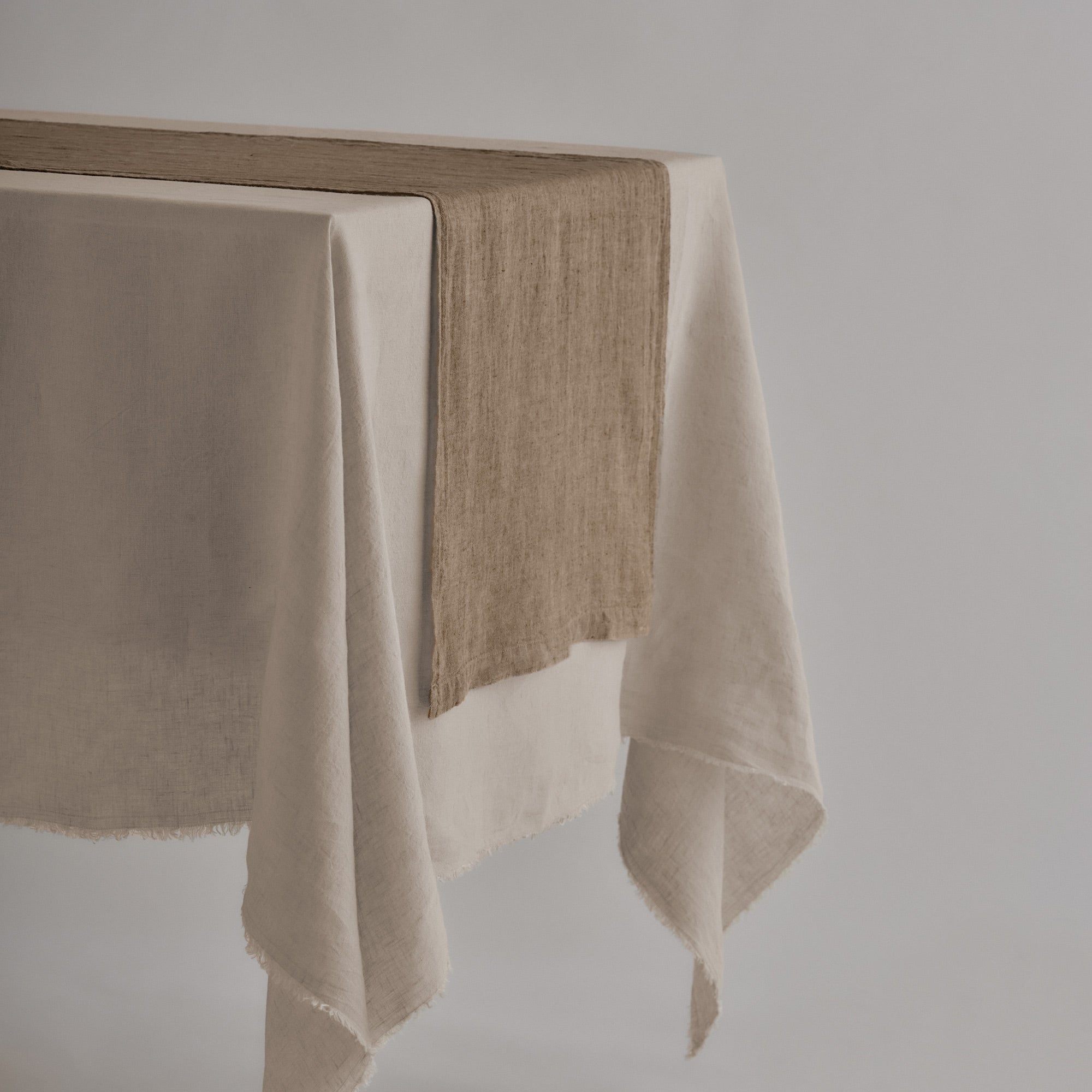 Basix Linen Table Runner - Brun